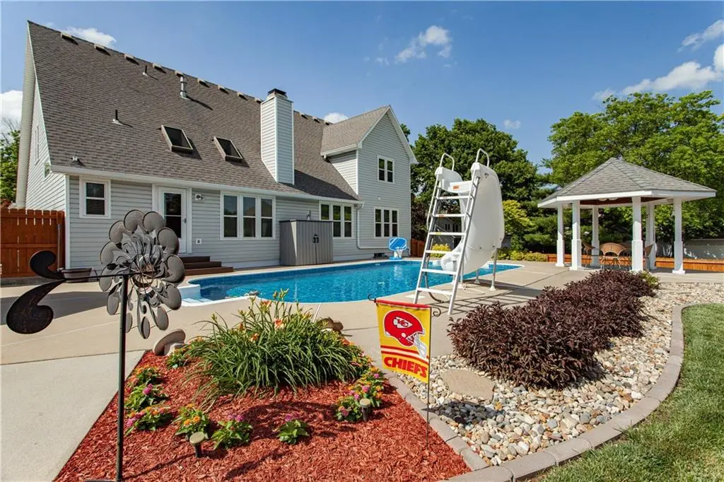 1124 NE Waterfield Village DR, Blue Springs, MO 64014