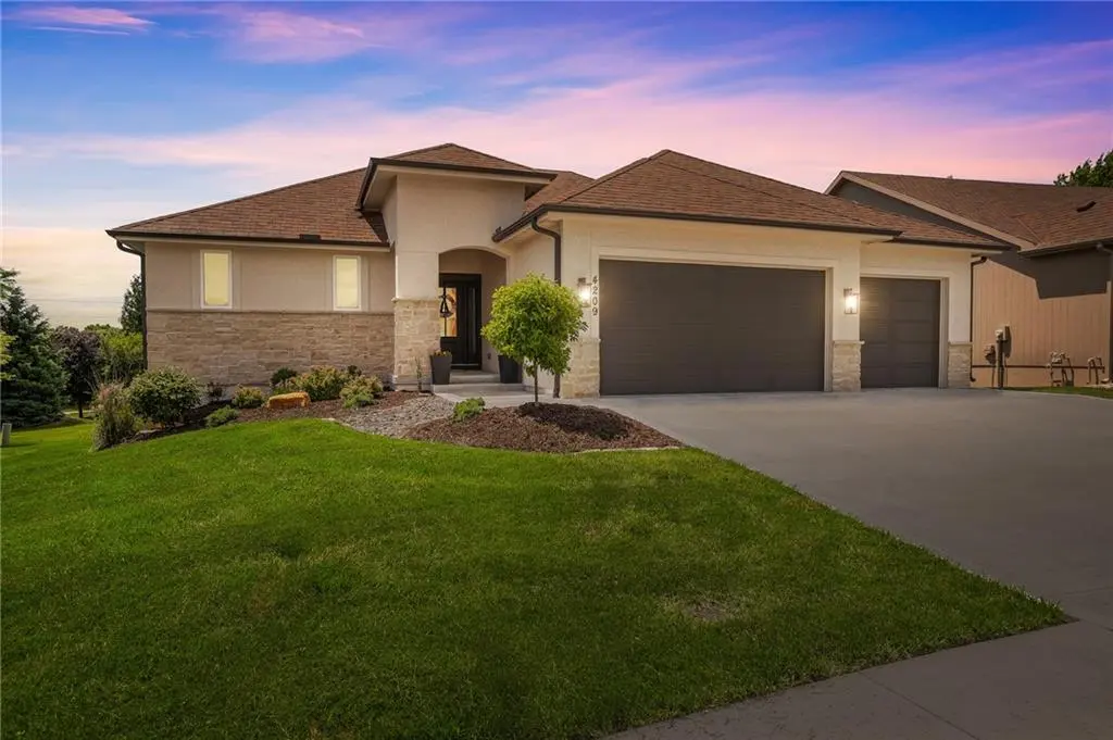 4209 NE Hideaway DR, Lee's Summit, MO 64064