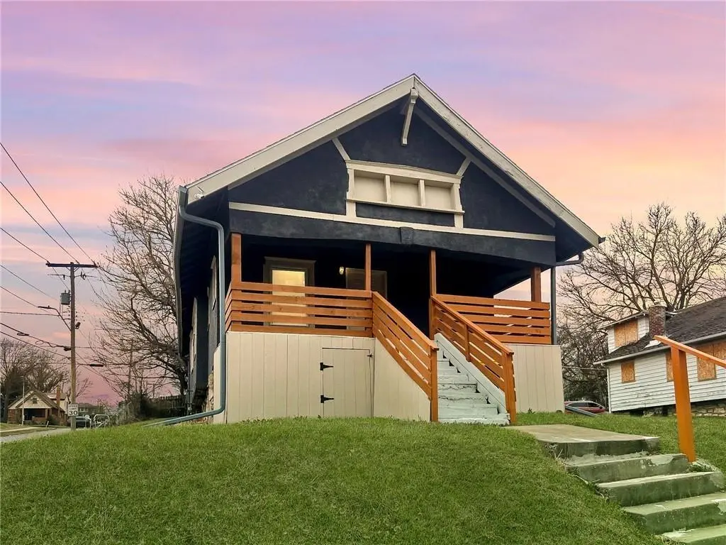 4242 College AVE, Kansas City, MO 64130