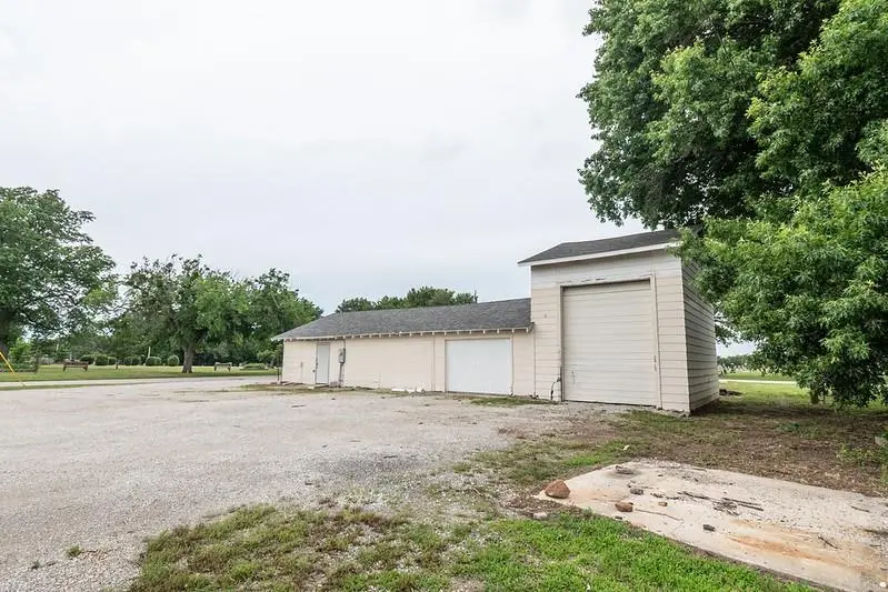 406 E Taylor AVE, Caney, KS 67333