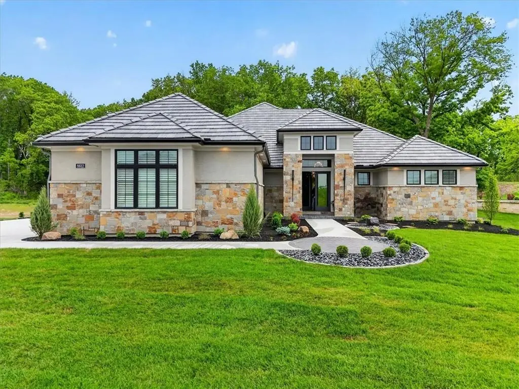 8612 Westridge CT, Parkville, MO 64152