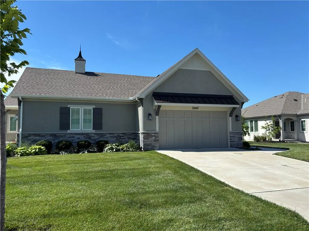 21847 W 82nd TER, Lenexa, KS 66220