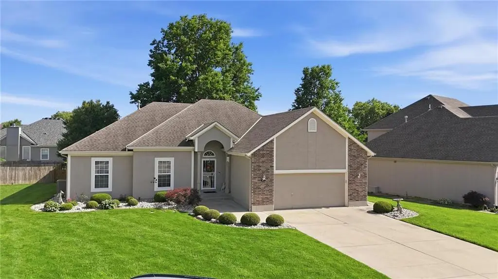 812 SW Nautica CT, Lee's Summit, MO 64082
