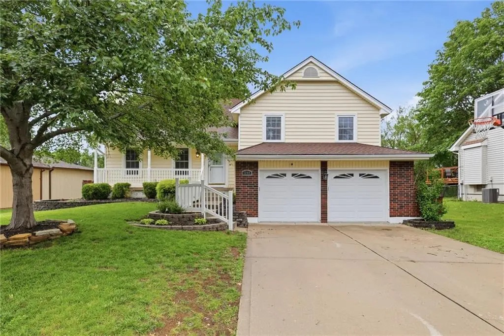 1209 SW Trail Ridge DR, Blue Springs, MO 64015