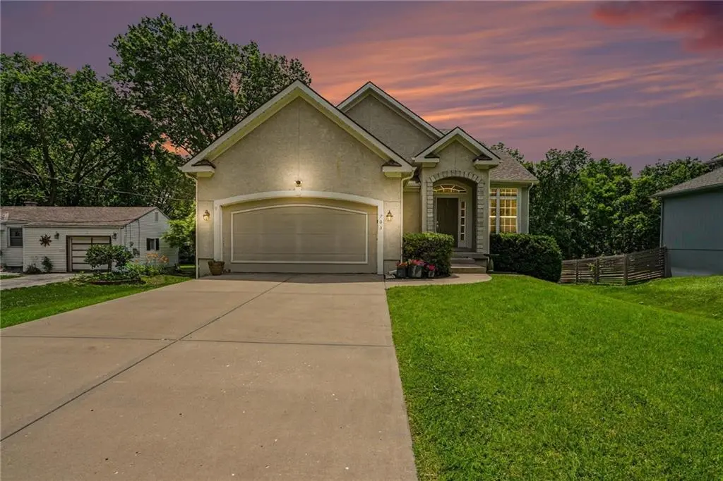 703 E 109th ST, Kansas City, MO 64131