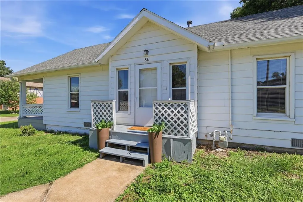 821 W 10th ST, Ottawa, KS 66067