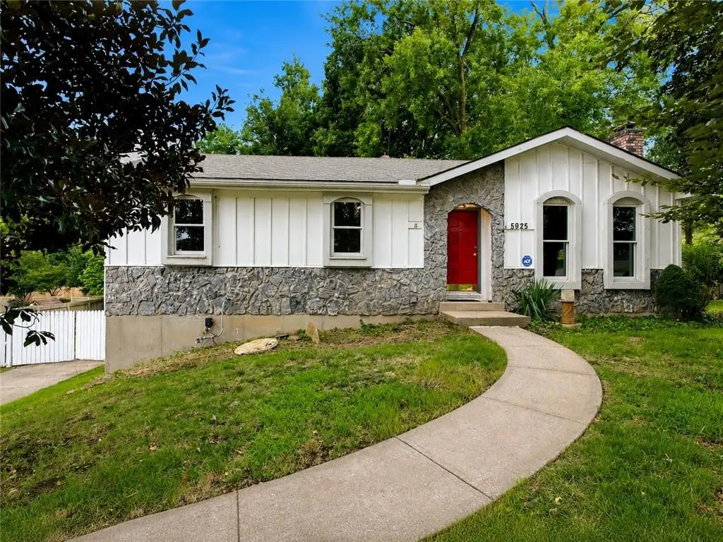 5925 Haskins ST, Shawnee, KS 66216