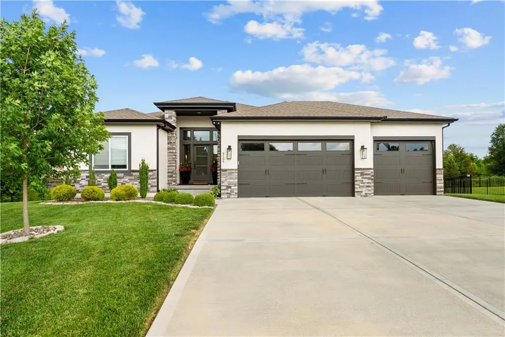 9104 SW 10th TER, Lee's Summit, MO 64064