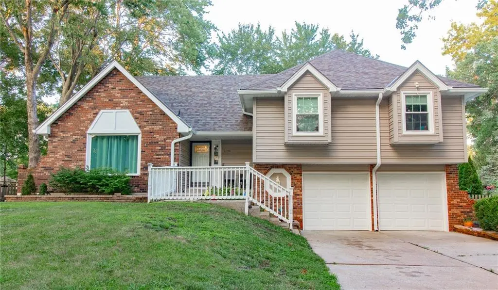 1139 NE Clubhouse CT, Lee's Summit, MO 64086
