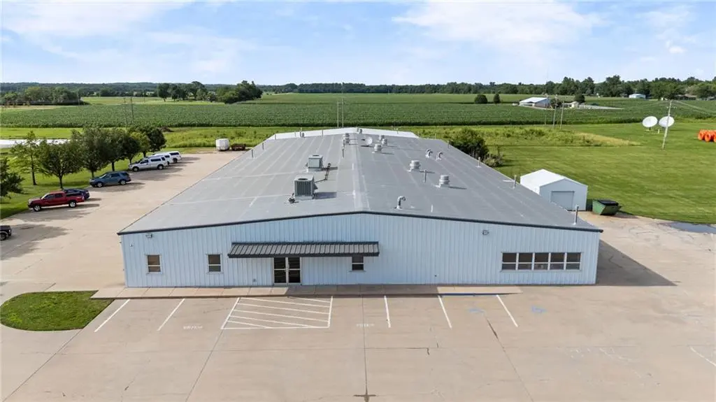 900 W Miller RD, Iola, KS 66749