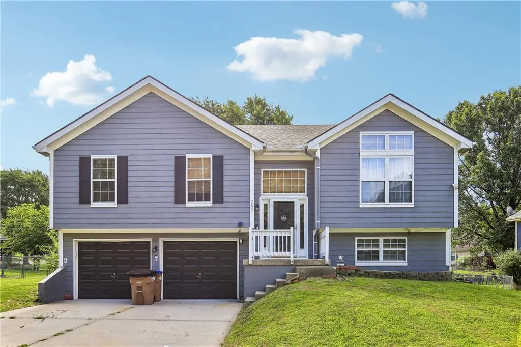 203 Broadmoor DR, Raymore, MO 64083