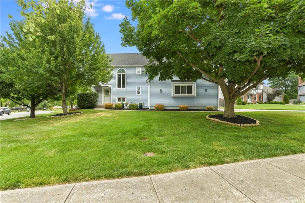 8821 W 115th TER, Overland Park, KS 66210
