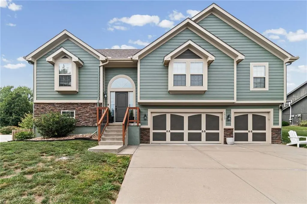 1913 White Tail LN, Liberty, MO 64068