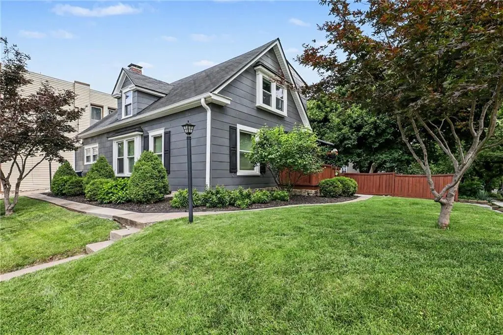 5901 Rockhill RD, Kansas City, MO 64110