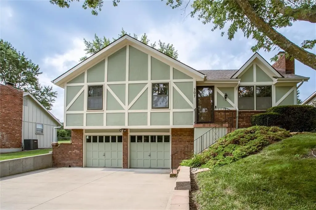 507 NE Karapat DR, Kansas City, MO 64155