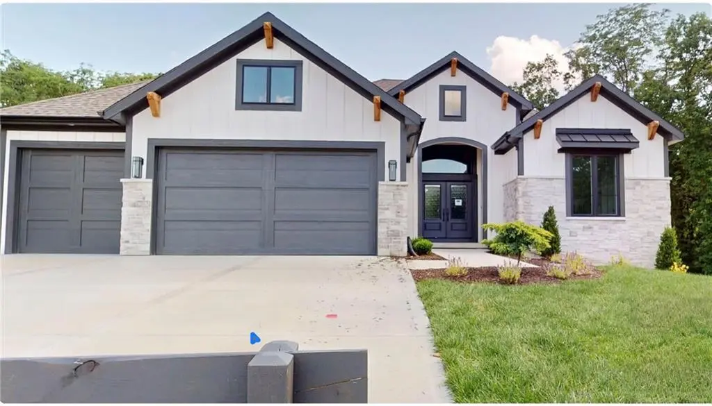 7461 N McKinley AVE, Kansas City, MO 64158