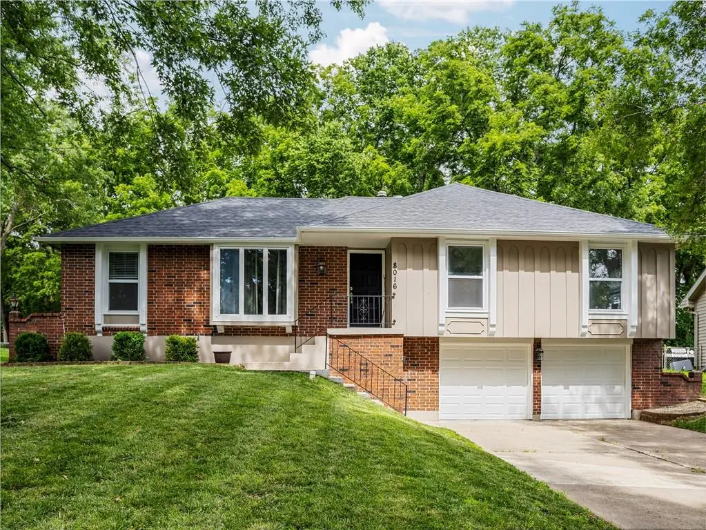 8016 Sunset CIR, Grandview, MO 64030