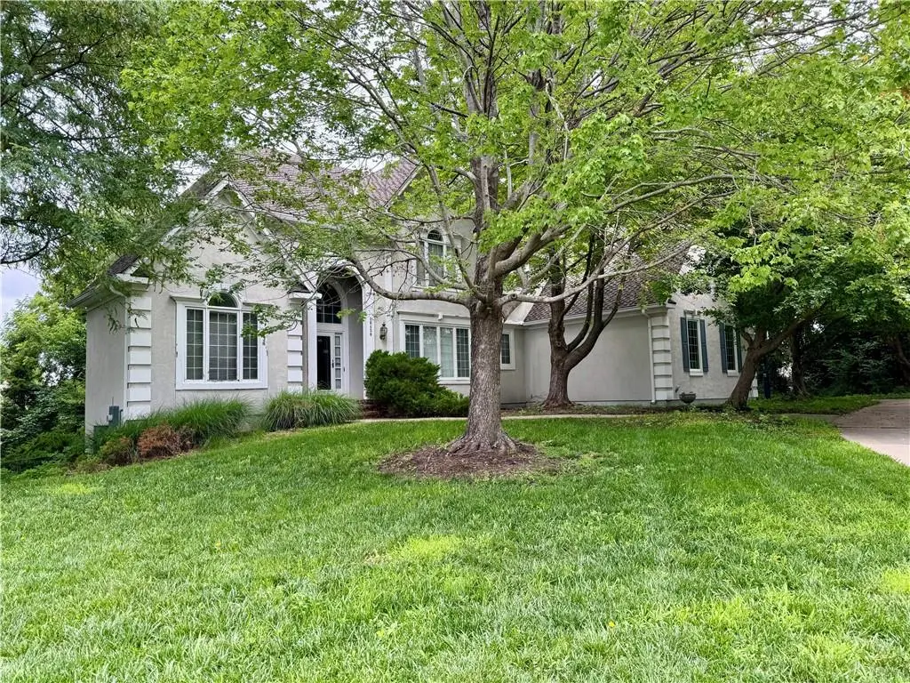 26450 W 106th TER, Olathe, KS 66061