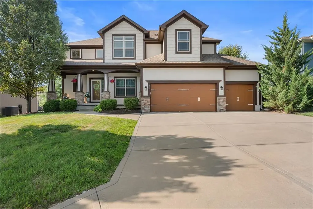 508 SW Lake Side DR, Lee's Summit, MO 64064