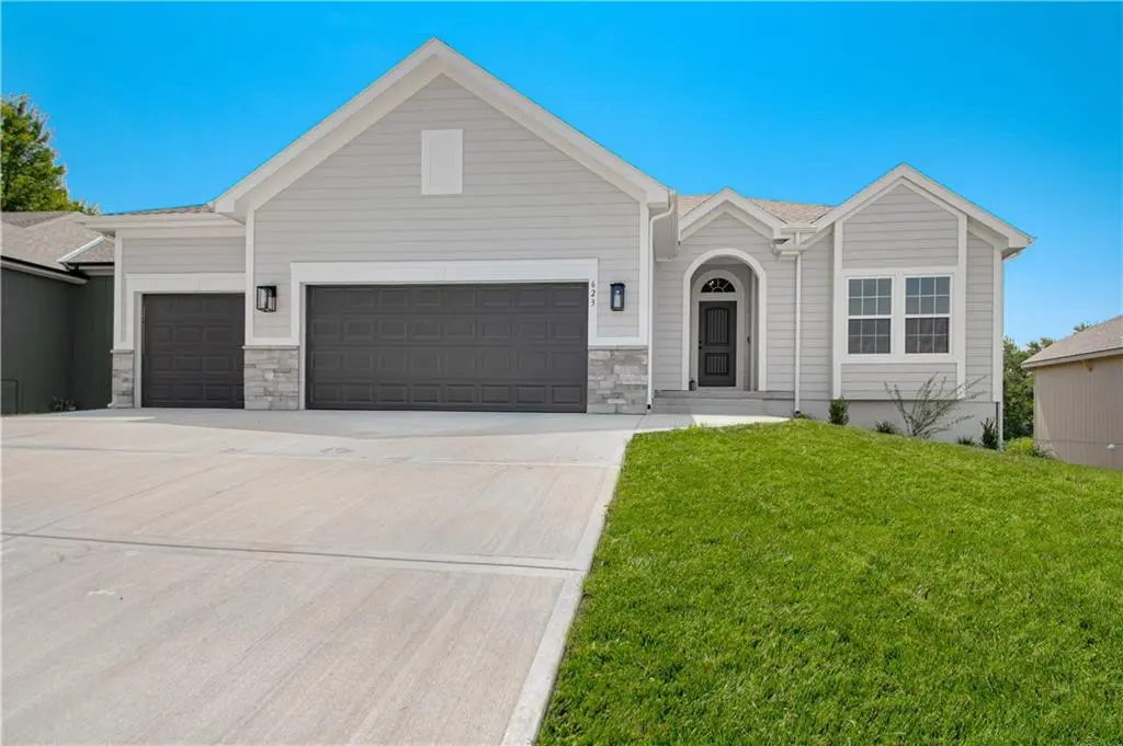 623 E 13th ST, Kearney, MO 64060