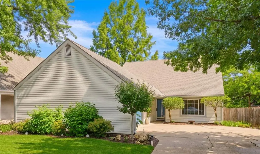 221 Deerfield LN, Lawrence, KS 66049