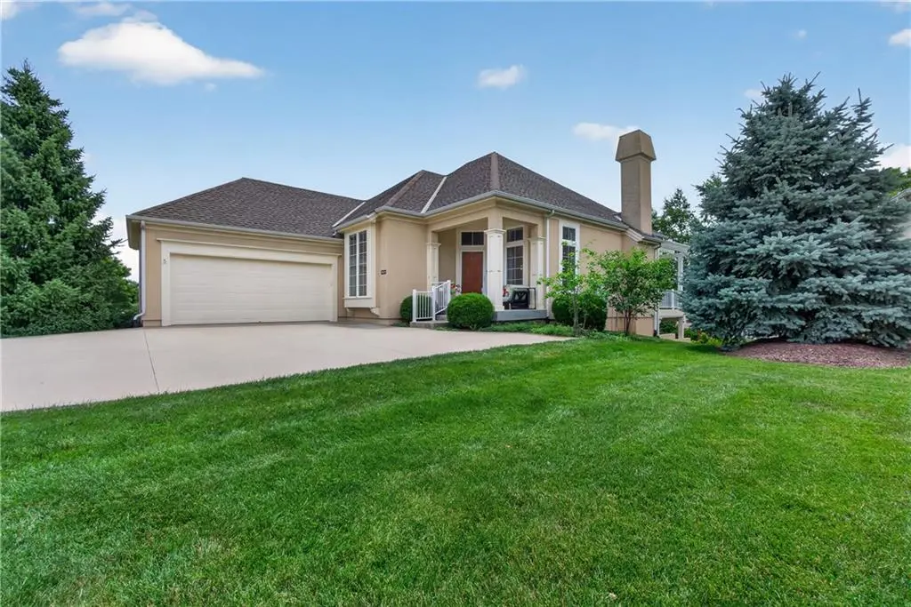 11644 S Carriage RD, Olathe, KS 66062