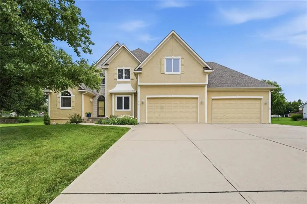 1019 SW Coachlight CT, Lee's Summit, MO 64081