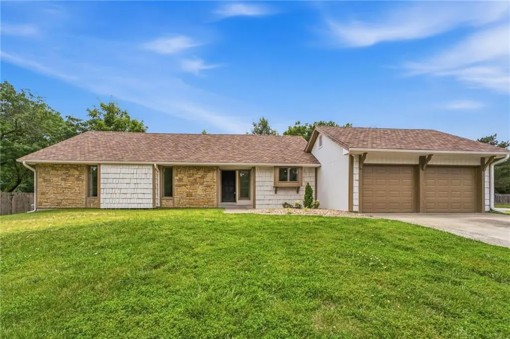 219 NW Redwood CT, Lee's Summit, MO 64064