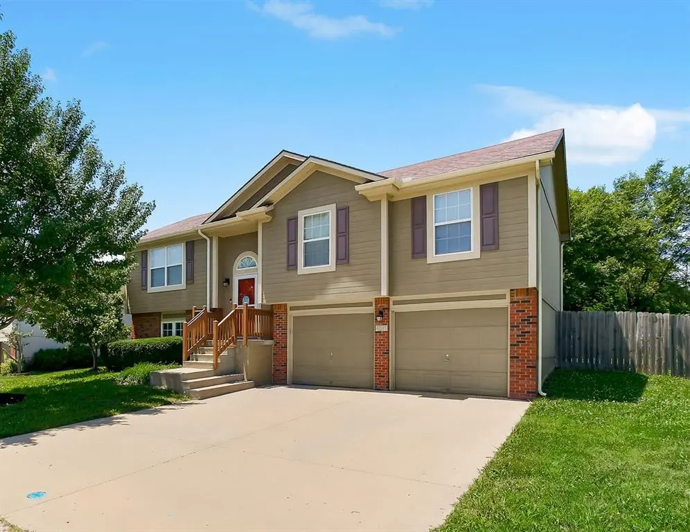 421 Golfview DR, Pleasant Hill, MO 64080