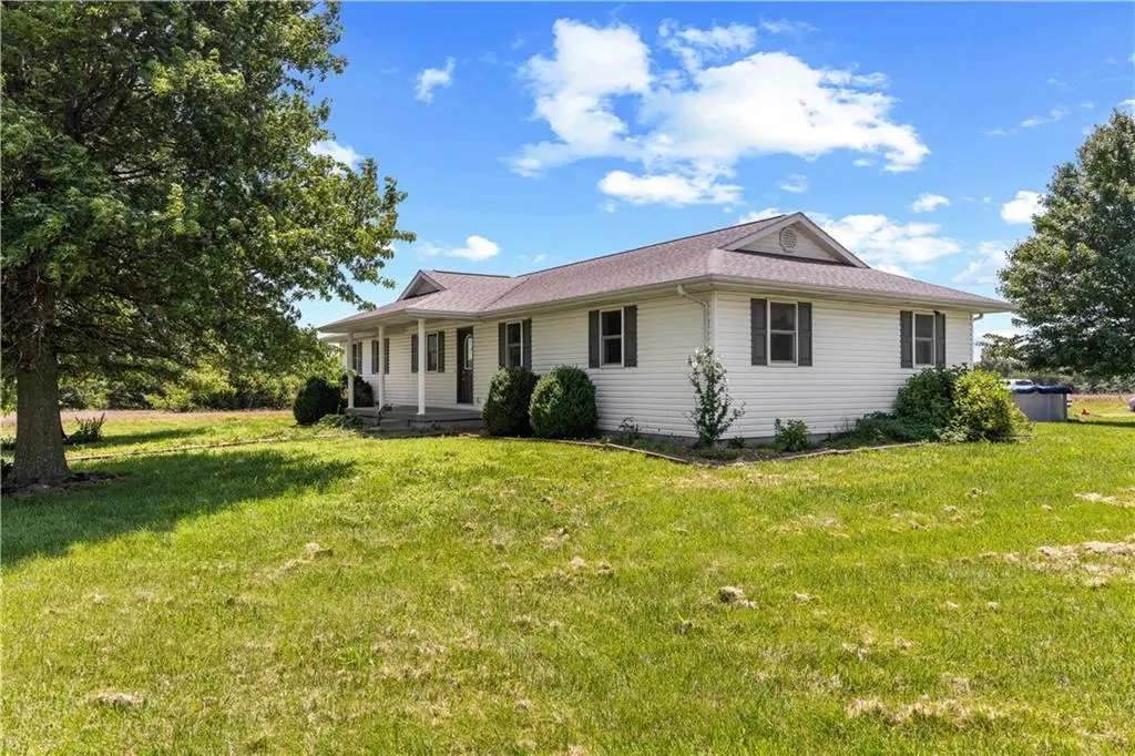 26060 E B HWY, Sheldon, MO 64784