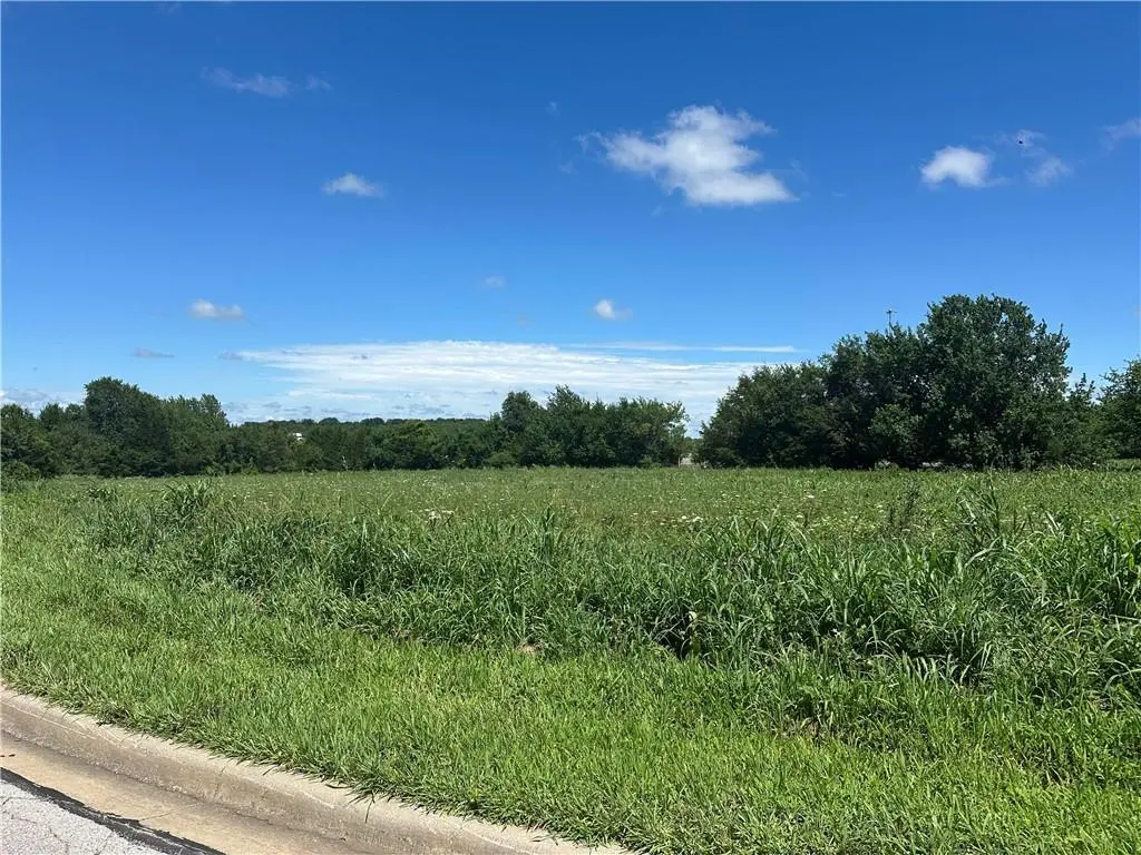 Hedge LN, Paola, KS 66071