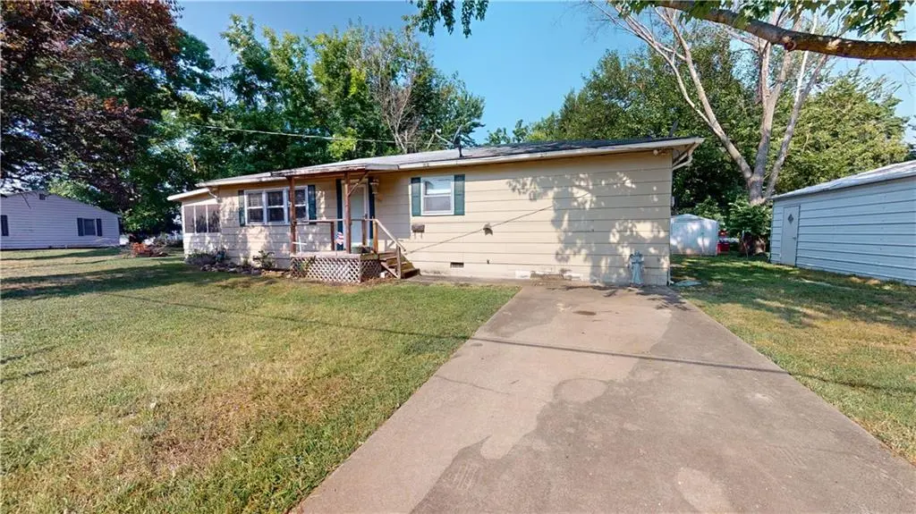1705 N Main ST, Nevada, MO 64772