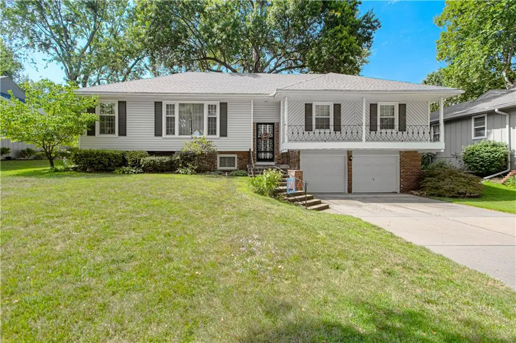 15 W Bridlespur DR, Kansas City, MO 64114