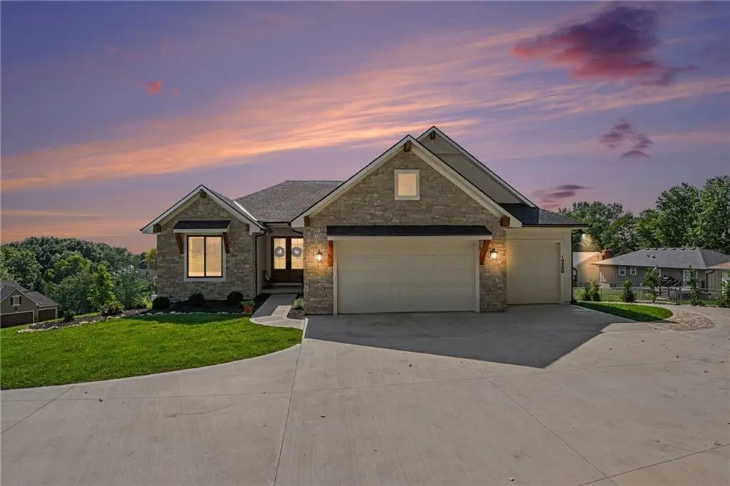 10200 River Hills DR, Parkville, MO 64152