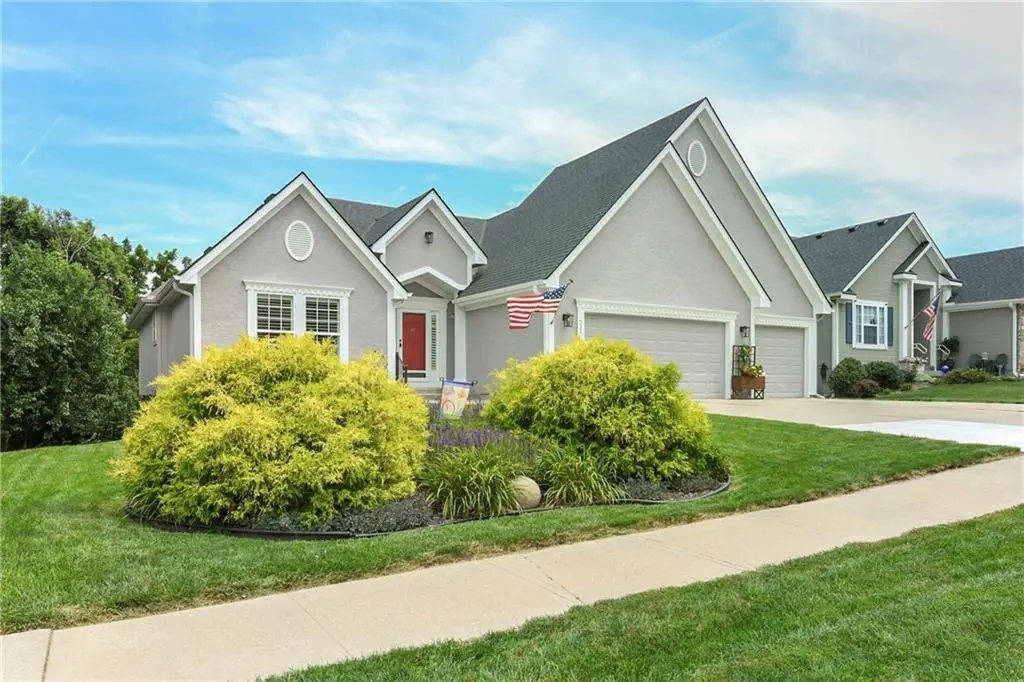 537 NE Topaz DR, Lee's Summit, MO 64086