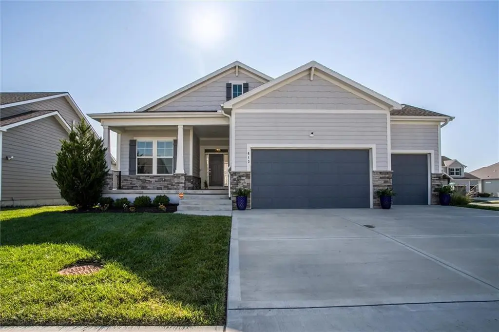 613 SW Brummel RD, Lee's Summit, MO 64081