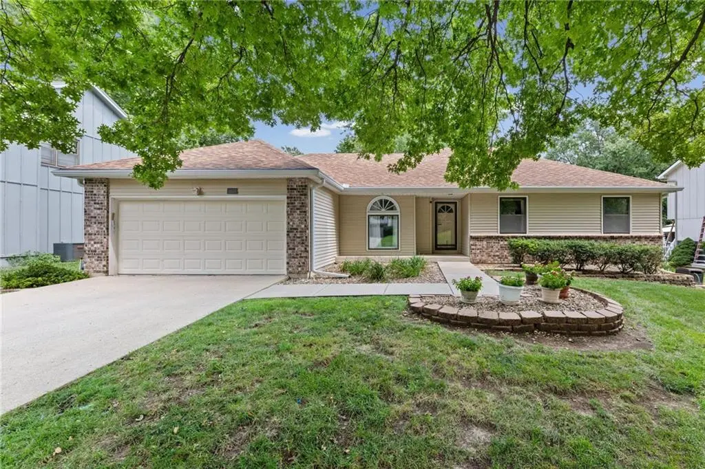 8639 Greenway LN, Lenexa, KS 66215