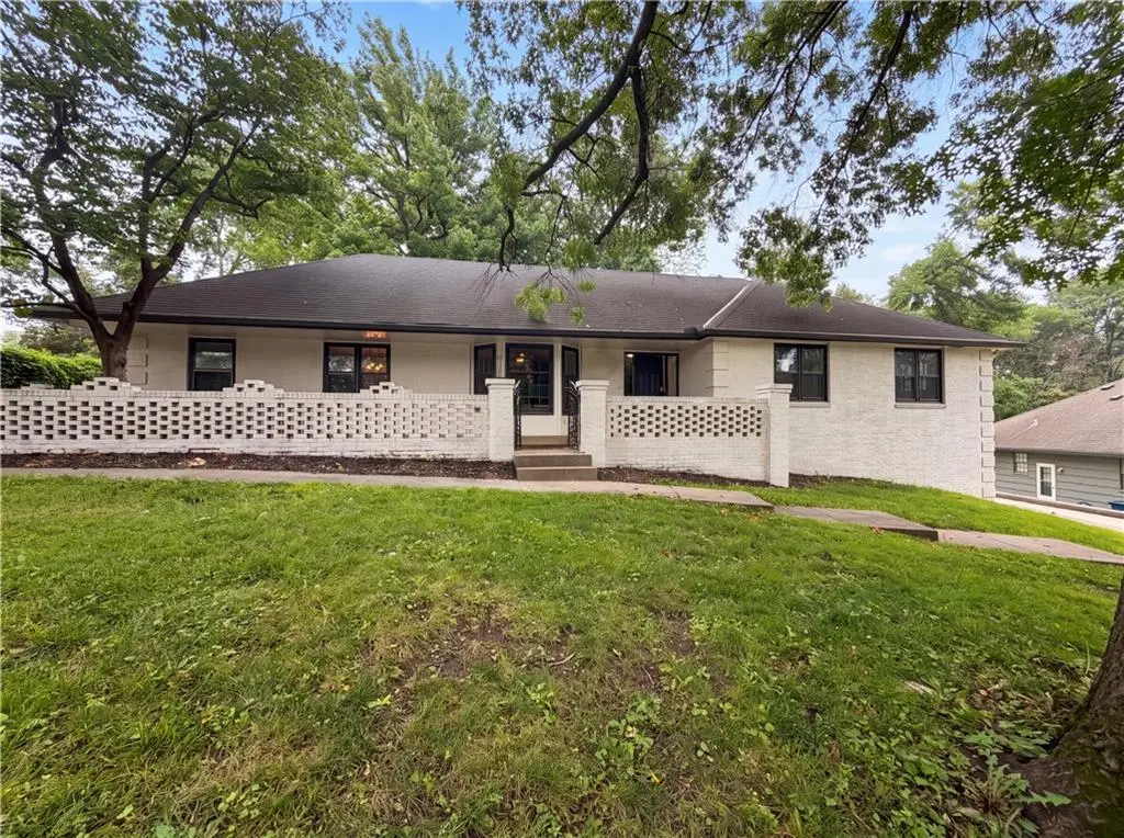 4321 NW Briarcliff LN, Kansas City, MO 64116