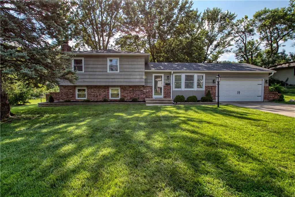 8938 Knox LN, Overland Park, KS 66212