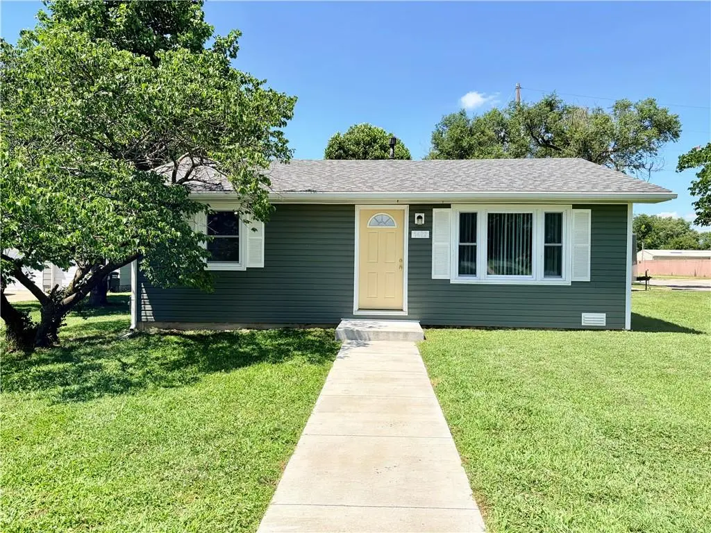 1402 W Walnut ST, Nevada, MO 64772