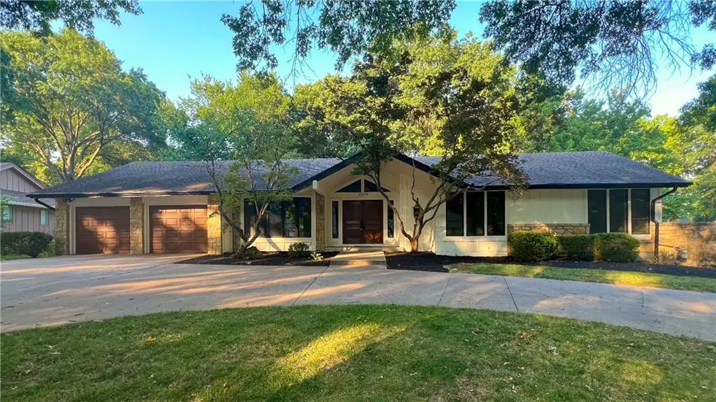 10229 Hemlock DR, Overland Park, KS 66212