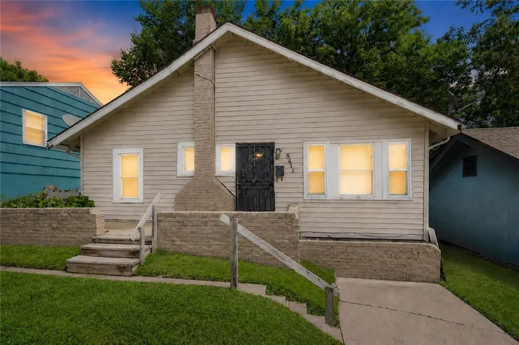 8411 Olive ST, Kansas City, MO 64132