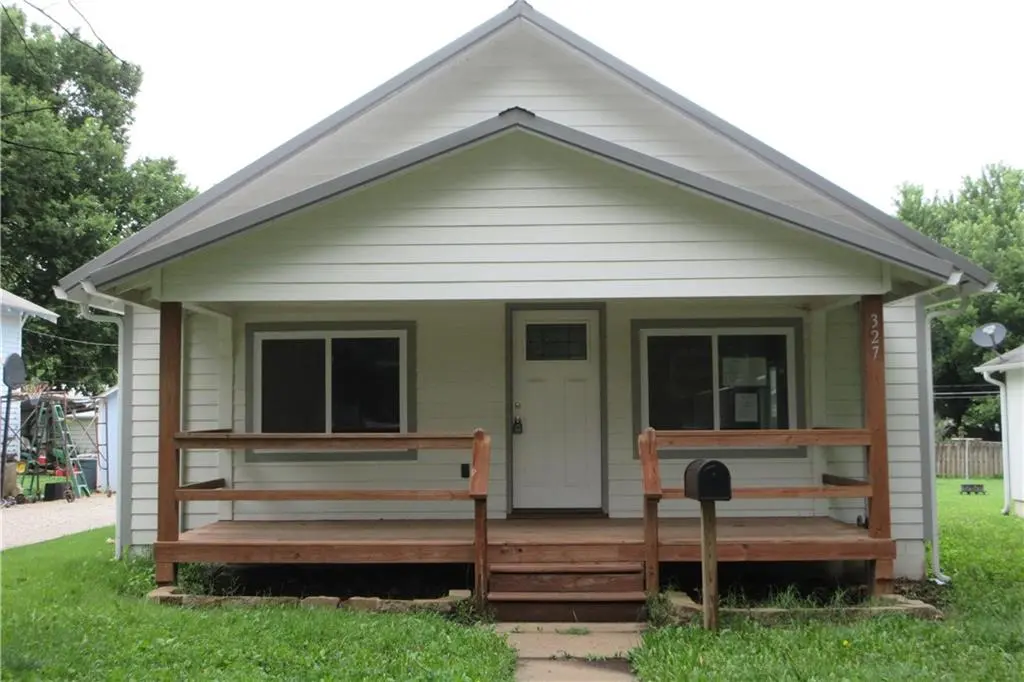 327 W 9th AVE, Garnett, KS 66032