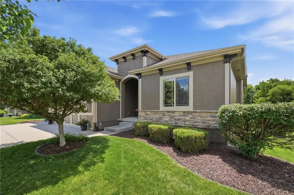 404 SE Mill Creek DR, Lee's Summit, MO 64063