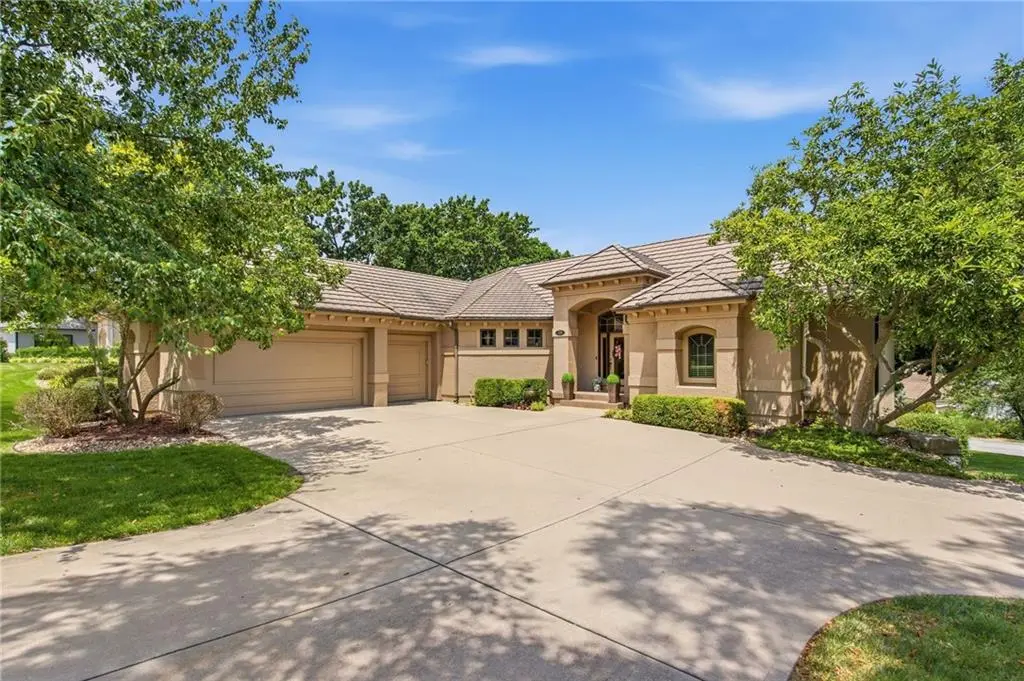138 S Shore DR, Lake Winnebago, MO 64034
