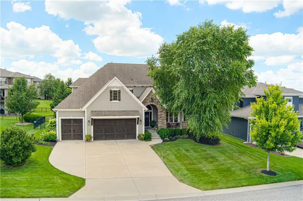 9405 W 163rd PL, Overland Park, KS 66085