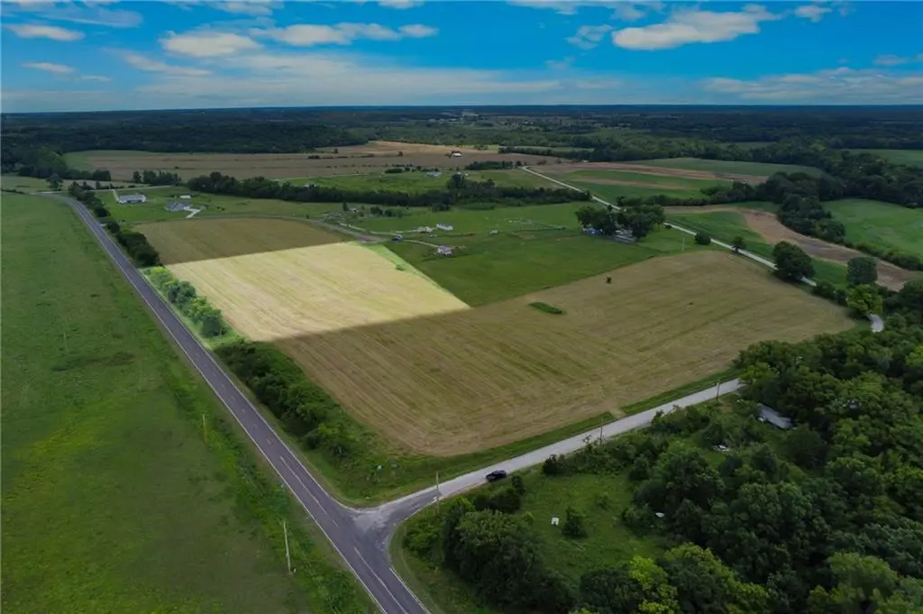 4742 Davis LN, Lane, KS 66042