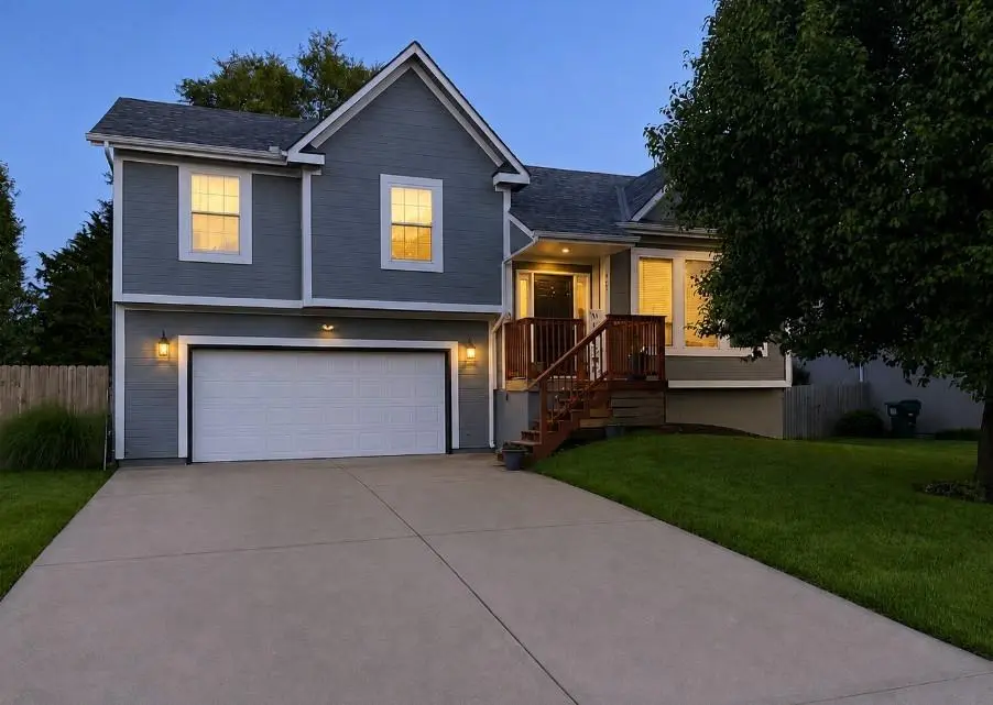 961 Oak Crest DR, Gardner, KS 66030