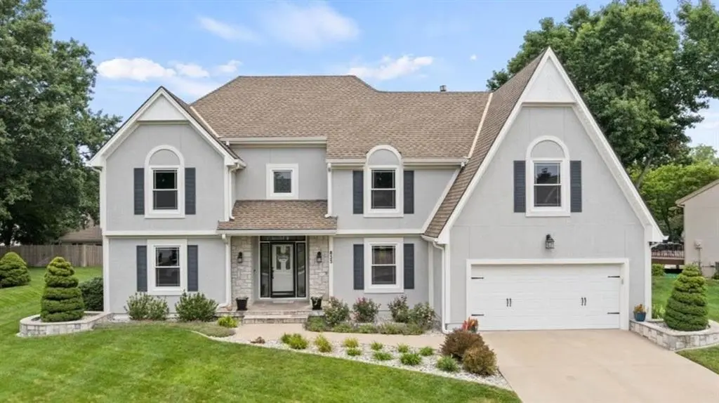 833 NW High Point DR, Lee's Summit, MO 64081