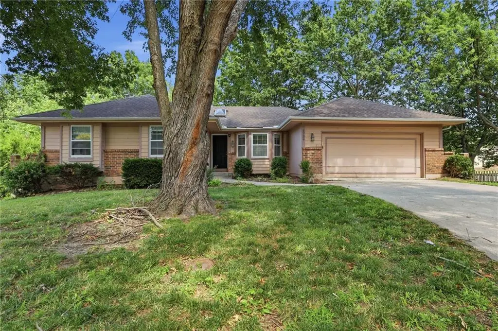 1736 SE Silkwood CT, Lee's Summit, MO 64063